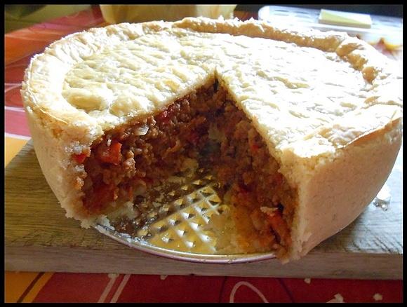 Tort mięsny z kruchem i mięsnym farszem