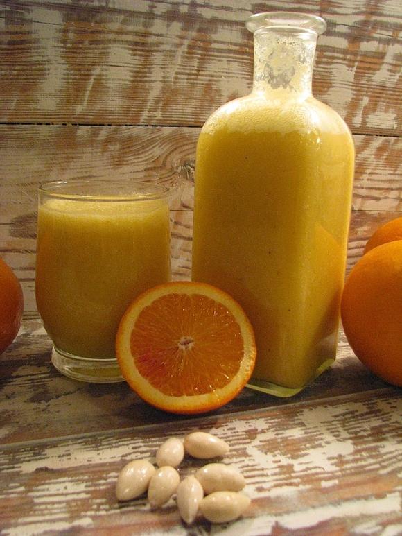 Koktajl ananasowo-pomarańczowy z migdałami na mleku migdałowym