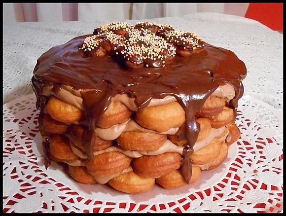 Tort z małych pączków z dziurką