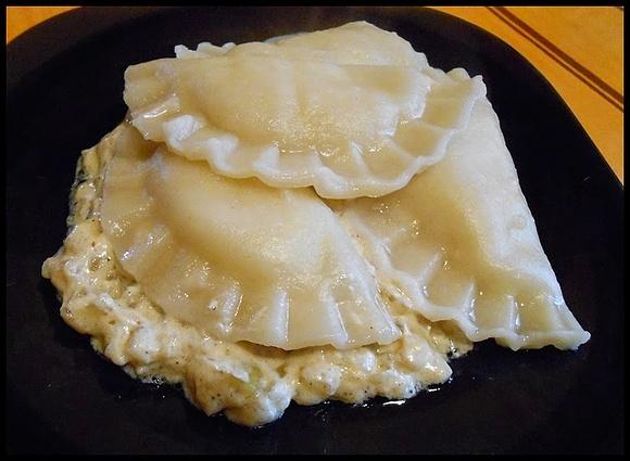Pierogi ruskie z ziemniakami twarogiem i cebulowym sosem