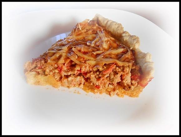 Tarta z mięsem i cebulą na ostro