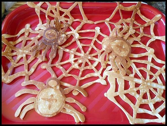 Placuszki na Halloween kształtem pajęczyn i pająków