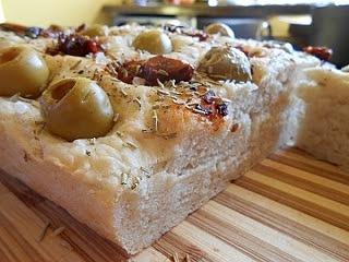Chleb focaccia z oliwkami i suszonymi pomidorami