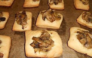 Drożdżowe placuszki z pieczarkami