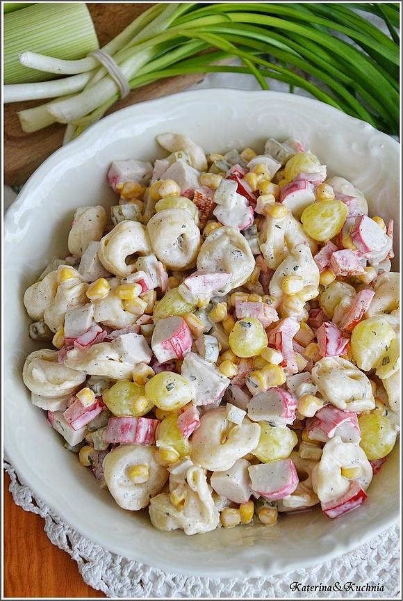 Sałatka z tortellini i paluszkami surimi
