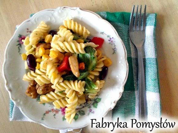 Sałatka z kurczakiem, makaronem i sałatą - lekki lunch i na imprezę