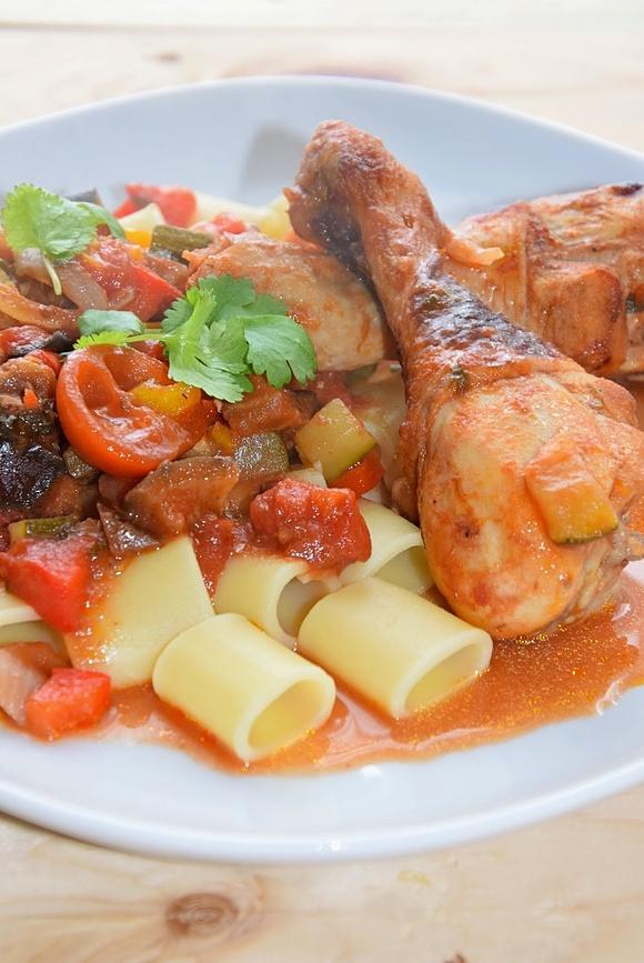 Podudzia kurczaka z makaronem i ratatouille