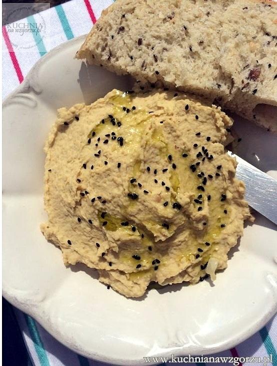 Hummus z olejem z nasion konopi i czarnuszką
