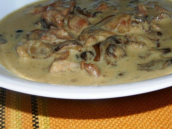 Gulasz z królika z leśnymi grzybami