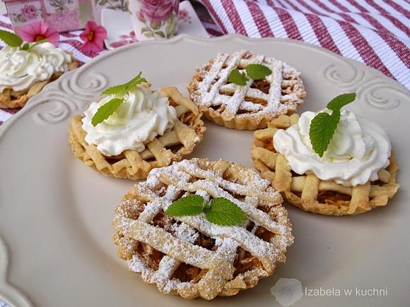 Mini szarlotki z cynamonem i bitą śmietaną