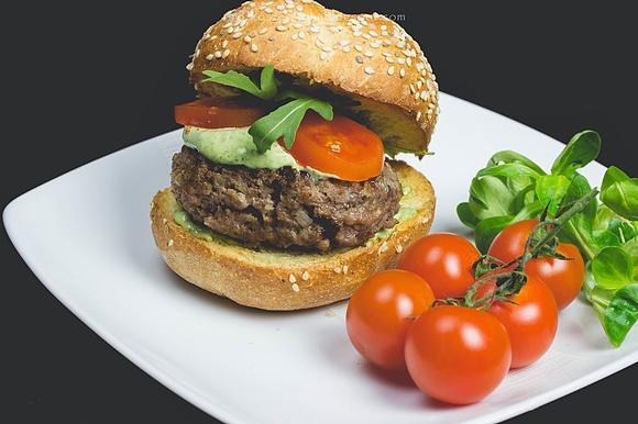 Burgery z suszonymi pomidorami i rukolowym majonezem
