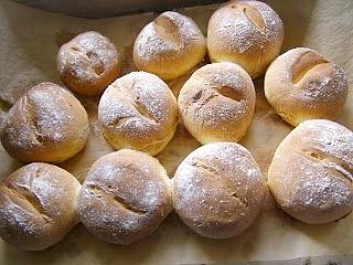 Chrupiące bułki pszenne z mąką kukurydzianą