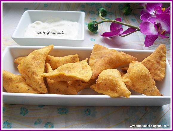 Serowe kąski z ziołami i sosem czosnkowym