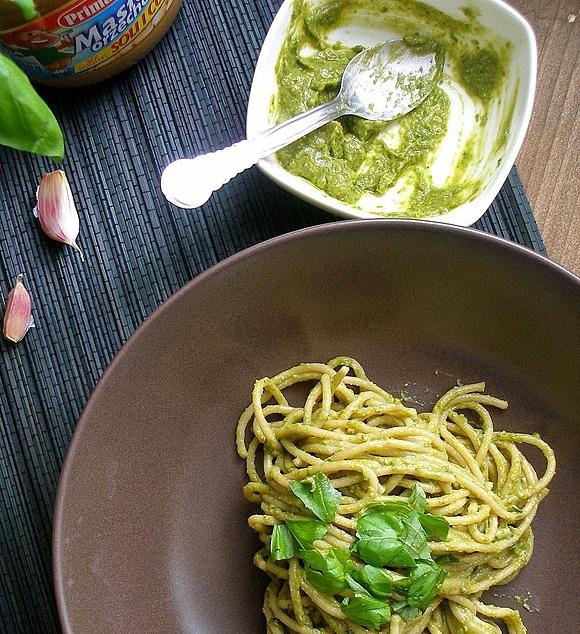 Bazyliowe pesto z masłem orzechowym