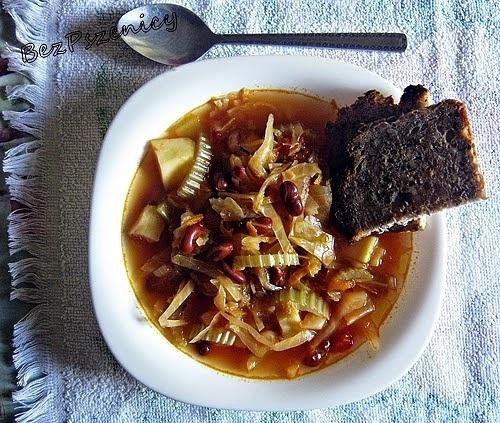 Zuppa di cavolo toskańska z włoską kapustą i fasolą