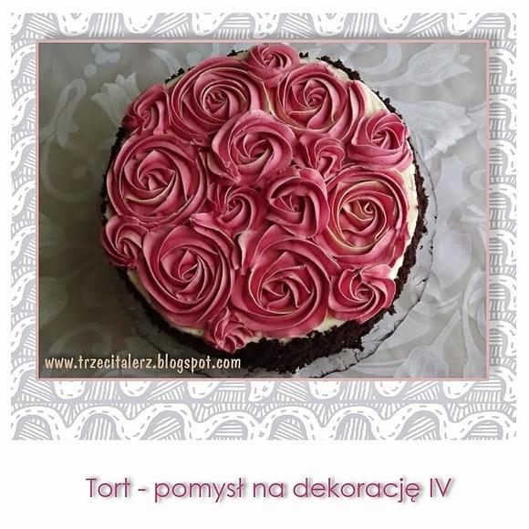 Pomysł na dekorację tortu z różami i okruchami ciasta