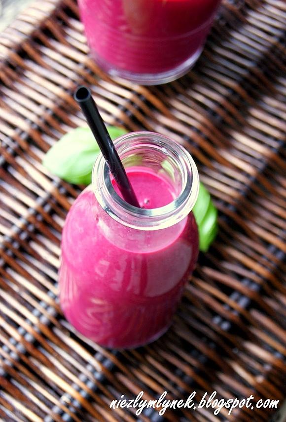 Shake z pieczonego buraka z bananem na maślance