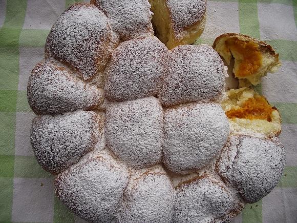 Buchty z dżemem pomarańczowym i suszonymi morelami