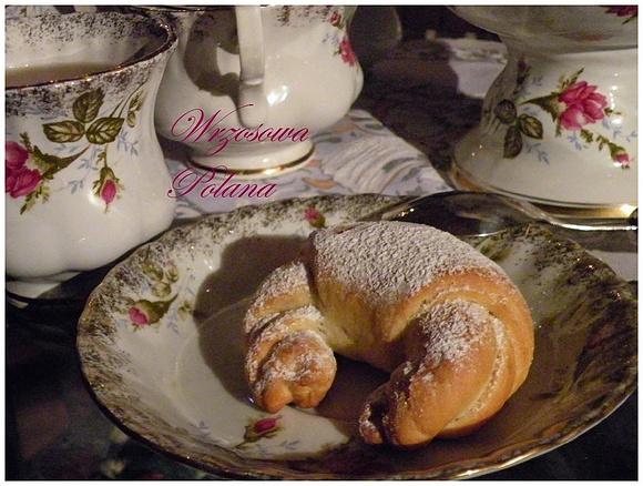 Rogaliki drożdżowe z marmoladą - chrupiące, aromatyczne i szybkie do przygotowania