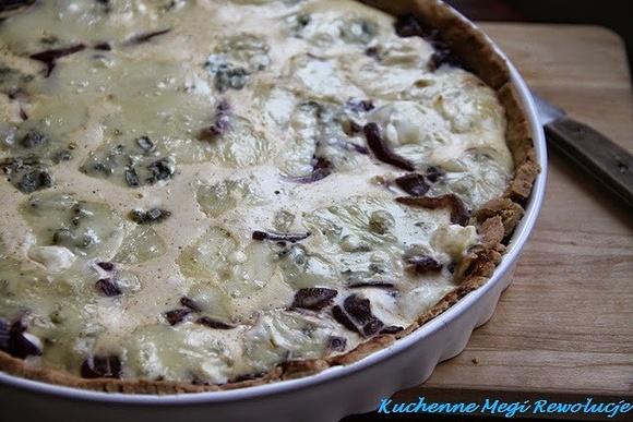 Tarta z czerwoną cebulą i serem pleśniowym