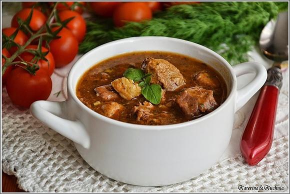 Gulasz wieprzowy z czosnkiem niedźwiedzim