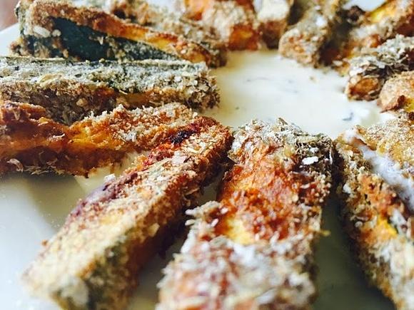 Frytki z cukinii z otrębami i chilli podane z sosem czosnkowym