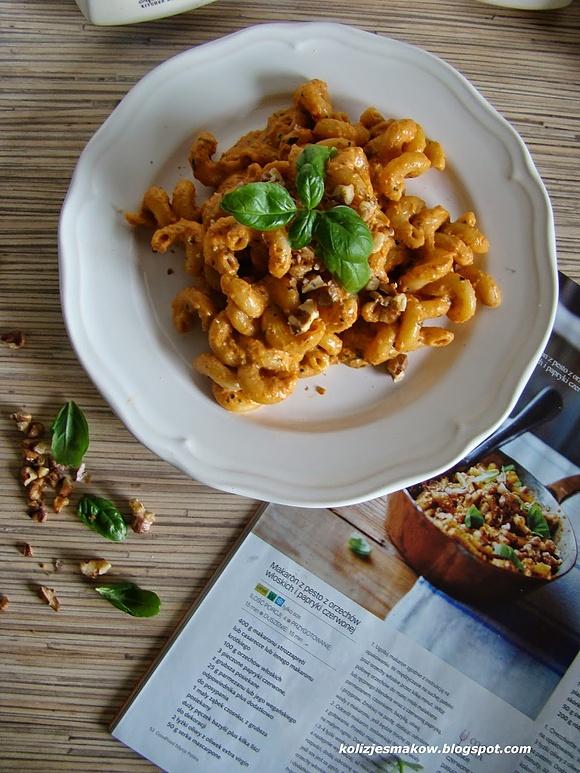 Pesto z pieczonej papryki i orzechów włoskich z makaronem