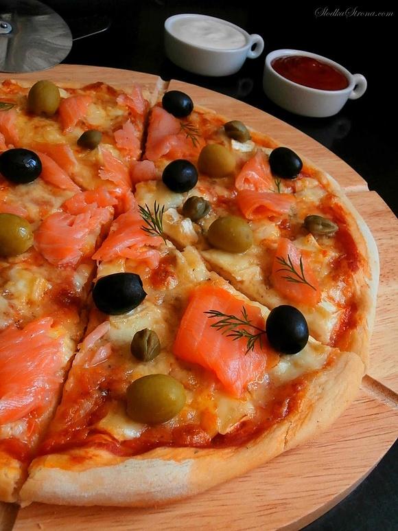 Domowa pizza z trzema serami i wędzonym łososiem