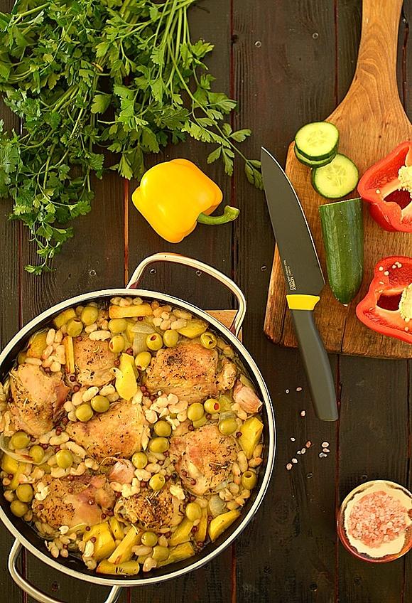 Garnek obfitości z kurczakiem i warzywami w stylu casserole