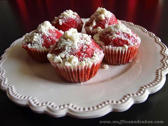 Czerwone muffinki waniliowe z mlecznymi drażami na Walentynki