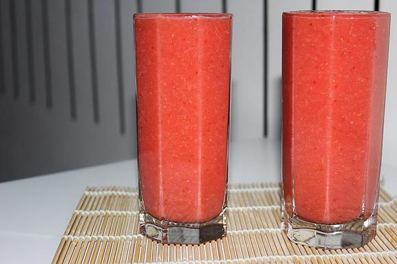 Smoothie z grejpfruta, jabłka i truskawek
