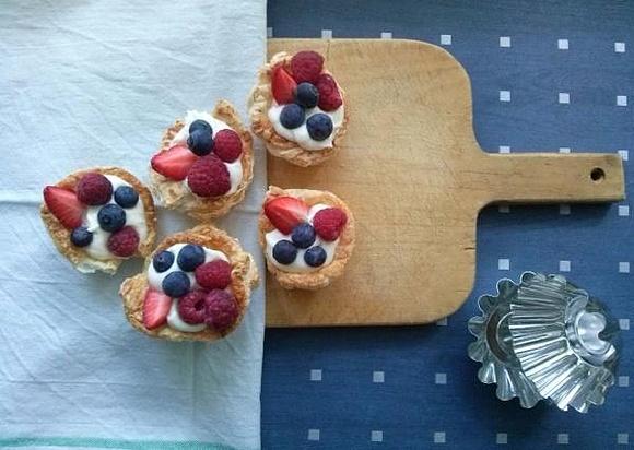Francuskie babeczki z owocami leśnymi