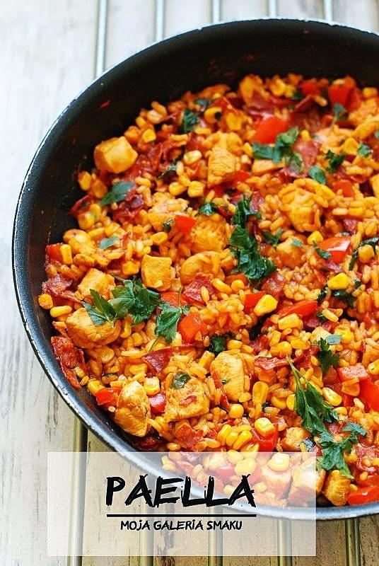 Paella z kurczakiem i chorizo