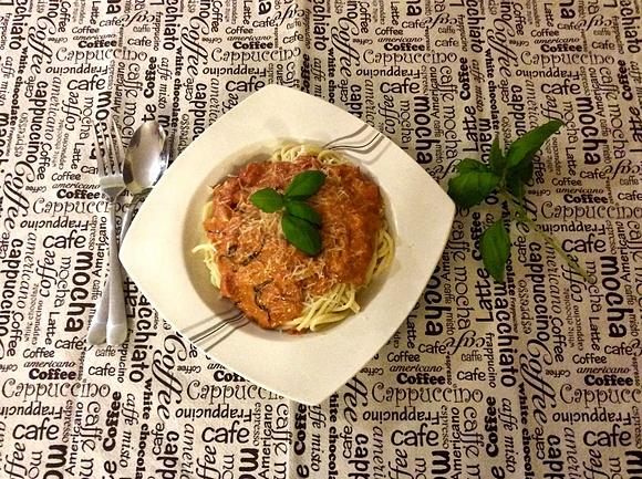 Spaghetti z pomidorami i serem