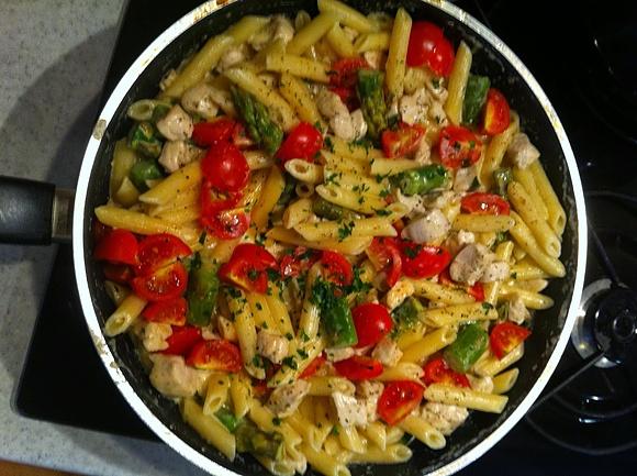 Penne z kurczakiem i szparagami w sosie śmietanowym