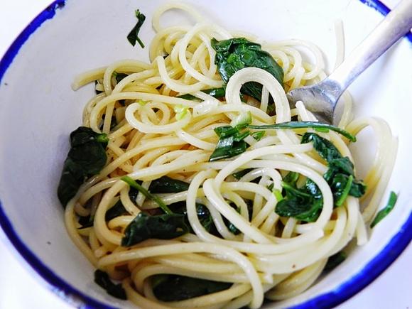 Szybkie spaghetti ze szpinakiem i dymką