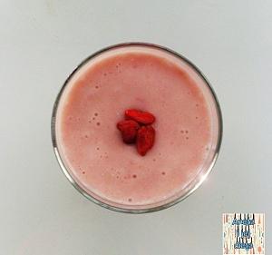Różowe smoothie z truskawkami i bananem