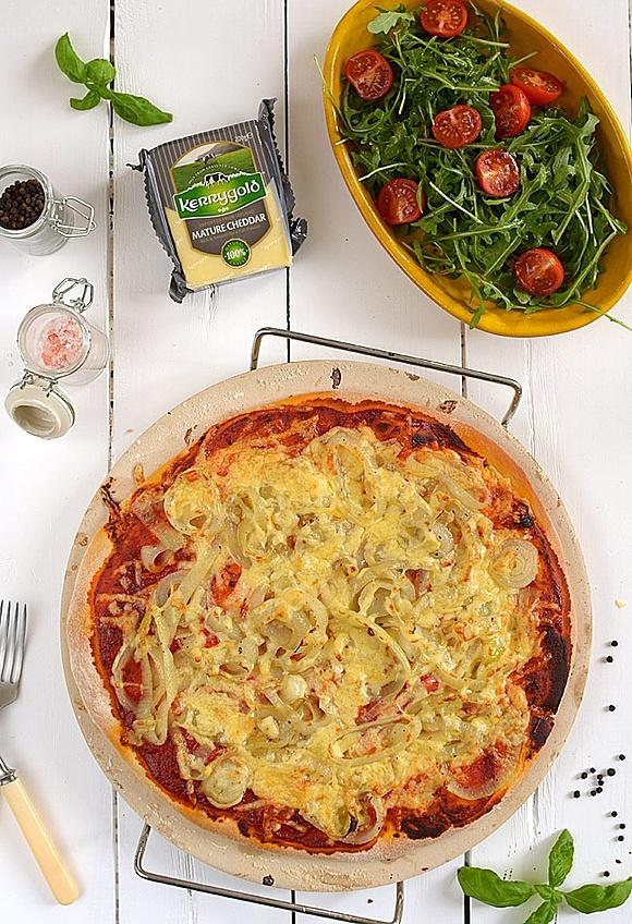 Pizza podwójnie serowa z cheddarem i cebulą
