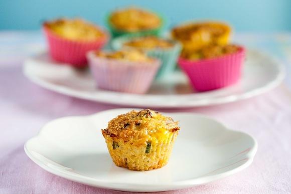 Śniadaniowe jajeczne muffinki z kaszą quinoa, szynką i serem