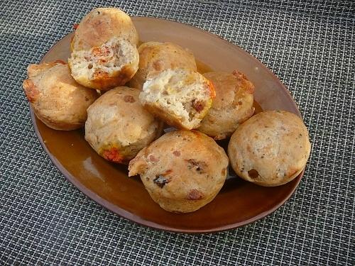 Drożdżowe muffinki z serem i suszonymi pomidorami