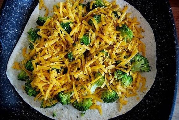Quesadilla z serami i brokułem