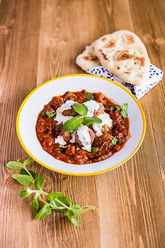 Klopsiki w sosie bakłażanowo-pomidorowym z chlebem naan