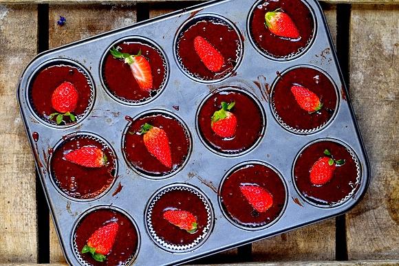 Muffiny czekoladowe z truskawką - łatwe i szybkie