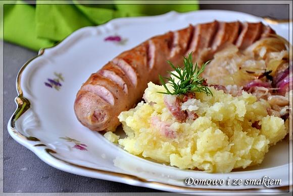 Biała kiełbasa zapiekana w kapuście kiszonej