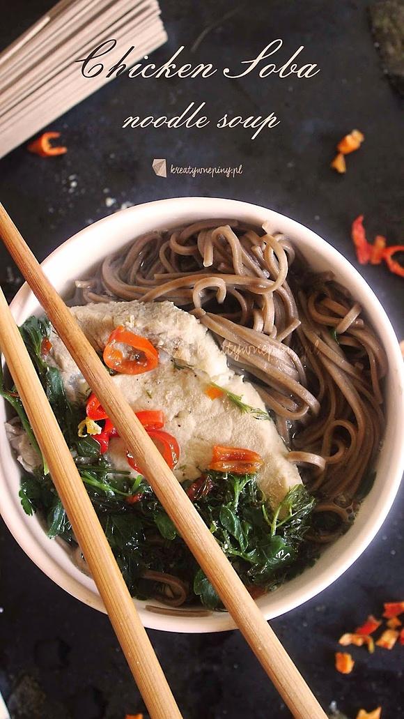 Zupa chicken soba z owocami goji i chilli