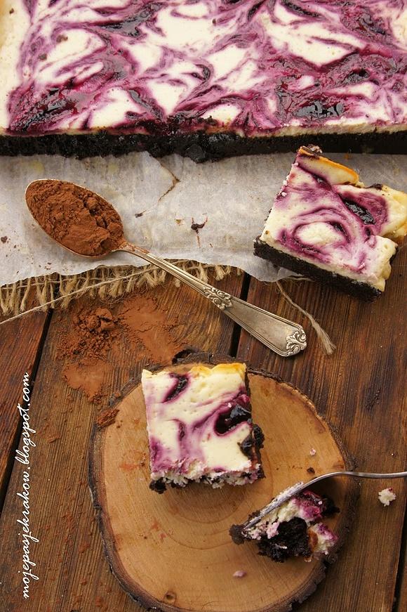 Brownie z serem i jeżynowym puree
