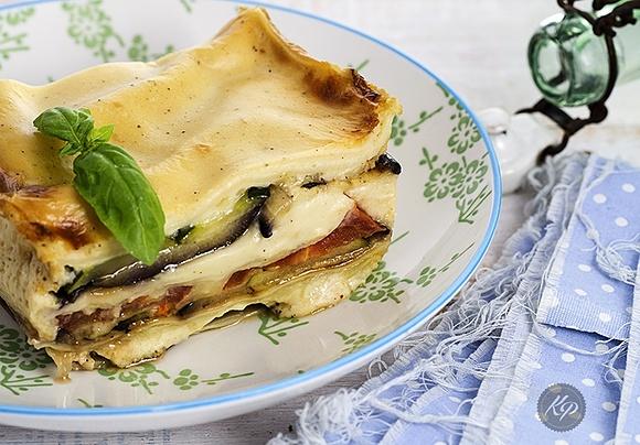 Lasagne warzywna z grillowanymi bakłażanem i cukinią w sosie beszamelowym