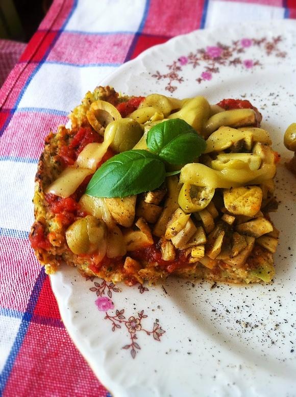Pizza bez mąki na brokułowym spodzie z otrębami i mozzarellą