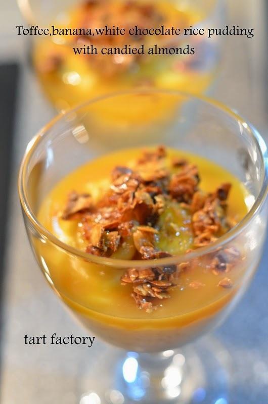 Ryżowy pudding z bananami, toffi, białą czekoladą i migdałami