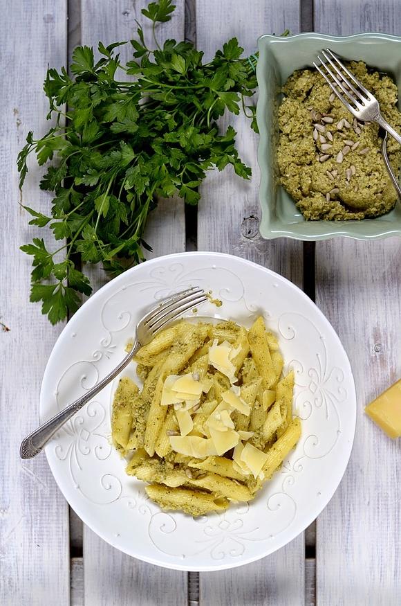 Makaron z pesto z cukinii i nasion słonecznika